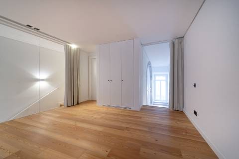 Loft T3 com pé direito duplo e 2 lugares de garagem totalmente recuperado!