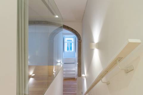 Loft T3 com pé direito duplo e 2 lugares de garagem totalmente recuperado!