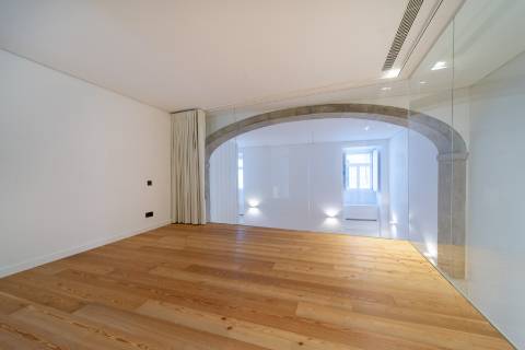 Loft T3 com pé direito duplo e 2 lugares de garagem totalmente recuperado!