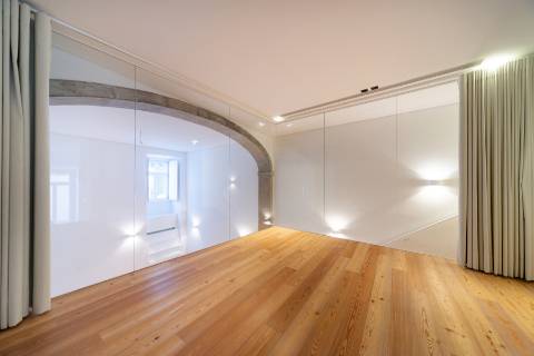 Loft T3 com pé direito duplo e 2 lugares de garagem totalmente recuperado!