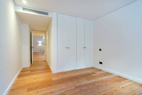 Loft T3 com pé direito duplo e 2 lugares de garagem totalmente recuperado!