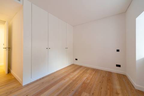 Loft T3 com pé direito duplo e 2 lugares de garagem totalmente recuperado!