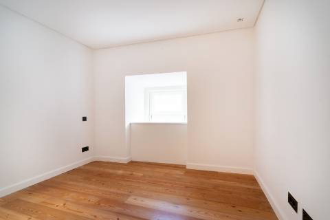 Loft T3 com pé direito duplo e 2 lugares de garagem totalmente recuperado!