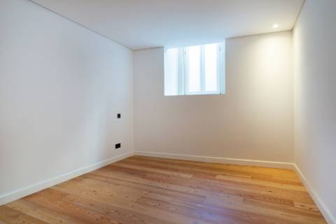 Loft T3 com pé direito duplo e 2 lugares de garagem totalmente recuperado!