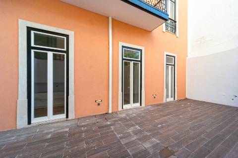 Loft T3 com pé direito duplo e 2 lugares de garagem totalmente recuperado!