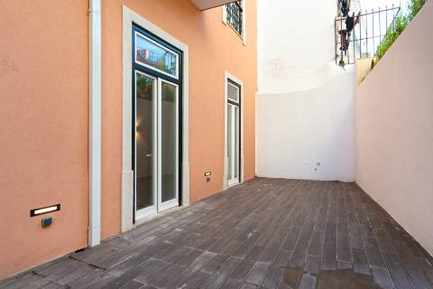 Loft T3 com pé direito duplo e 2 lugares de garagem totalmente recuperado!