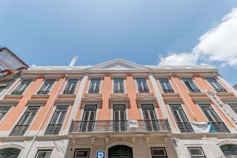 Loft T3 com pé direito duplo e 2 lugares de garagem totalmente recuperado!