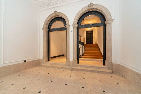 Loft T3 com pé direito duplo e 2 lugares de garagem totalmente recuperado!