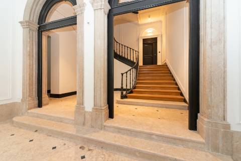 Loft T3 com pé direito duplo e 2 lugares de garagem totalmente recuperado!