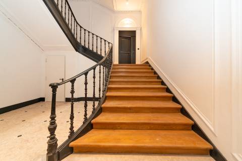 Loft T3 com pé direito duplo e 2 lugares de garagem totalmente recuperado!