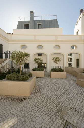 Loft T1, no Chiado com 2 lugares de estacionamento, terraço e arrecadação