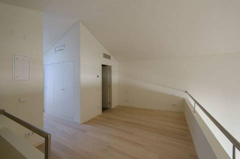 Loft T1, no Chiado com 2 lugares de estacionamento, terraço e arrecadação