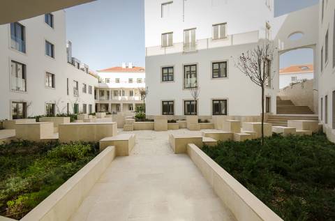 Loft T1, no Chiado com 2 lugares de estacionamento, terraço e arrecadação