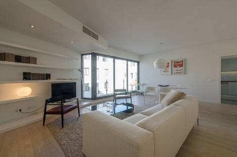 Loft T1, no Chiado com 2 lugares de estacionamento, terraço e arrecadação