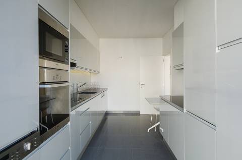 Loft T1, no Chiado com 2 lugares de estacionamento, terraço e arrecadação