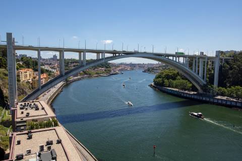 T3 com 23 metros de frente rio para venda, Porto