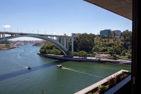 T3 com 23 metros de frente rio para venda, Porto