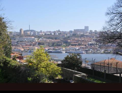 T2 com vista de Rio no Porto