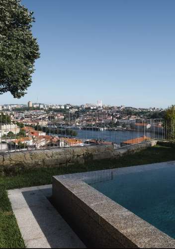 T2 com vista de Rio no Porto