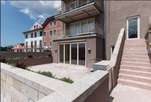 T2 com vista de Rio no Porto