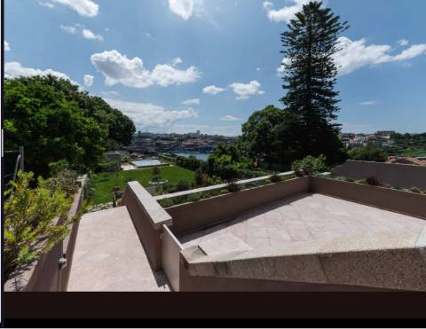 T2 com vista de Rio no Porto