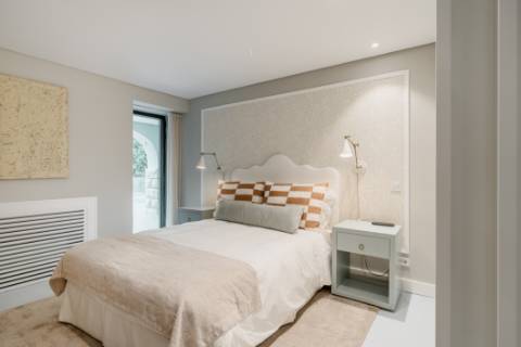 Moradia T5 com jardim e piscina no Restelo