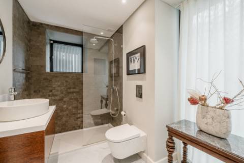 Moradia T5 com jardim e piscina no Restelo