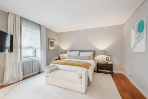 Moradia T5 com jardim e piscina no Restelo