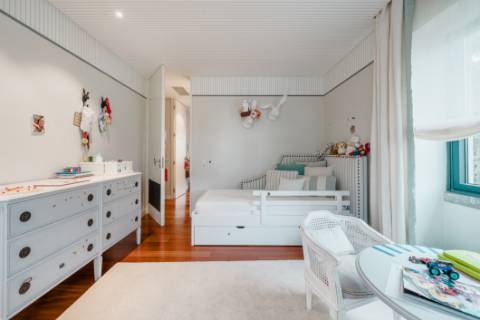 Moradia T5 com jardim e piscina no Restelo