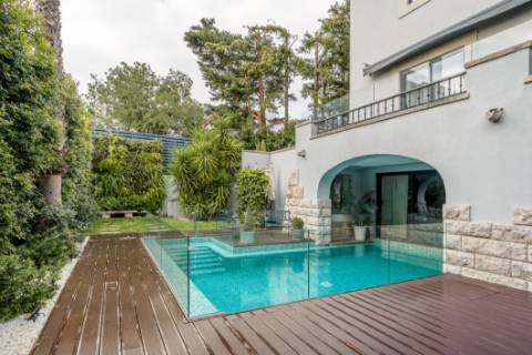 Moradia T5 com jardim e piscina no Restelo