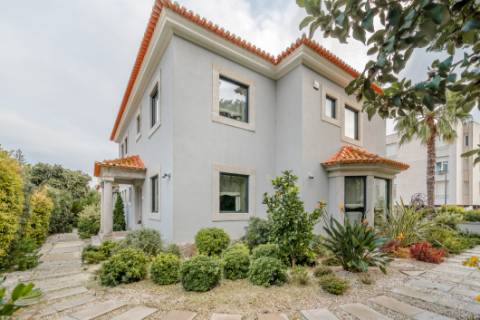 Moradia T5 com jardim e piscina no Restelo