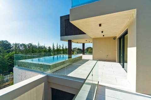 Moradia T4 de arquitetura moderna com jardim e piscina em Murches