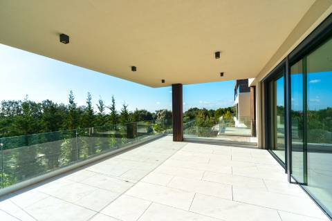 Moradia T4 de arquitetura moderna com jardim e piscina em Murches