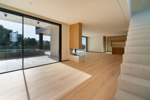 Moradia T4 de arquitetura moderna com jardim e piscina em Murches