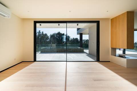 Moradia T4 de arquitetura moderna com jardim e piscina em Murches