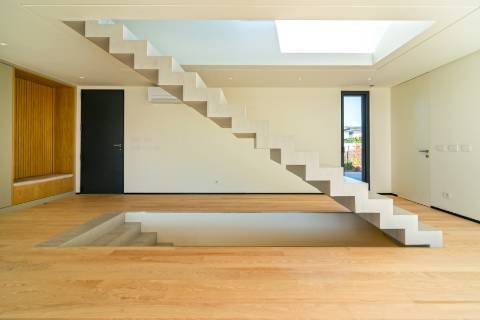 Moradia T4 de arquitetura moderna com jardim e piscina em Murches