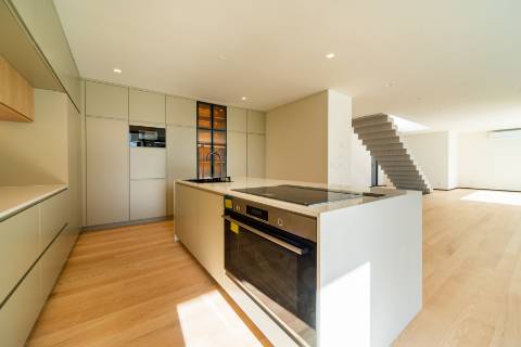 Moradia T4 de arquitetura moderna com jardim e piscina em Murches