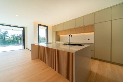 Moradia T4 de arquitetura moderna com jardim e piscina em Murches