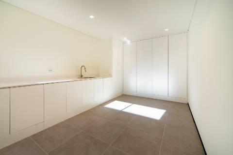 Moradia T4 de arquitetura moderna com jardim e piscina em Murches