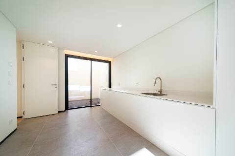 Moradia T4 de arquitetura moderna com jardim e piscina em Murches