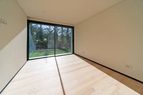 Moradia T4 de arquitetura moderna com jardim e piscina em Murches