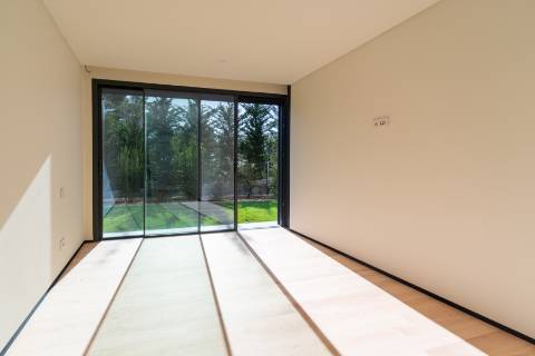 Moradia T4 de arquitetura moderna com jardim e piscina em Murches