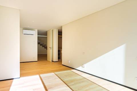 Moradia T4 de arquitetura moderna com jardim e piscina em Murches