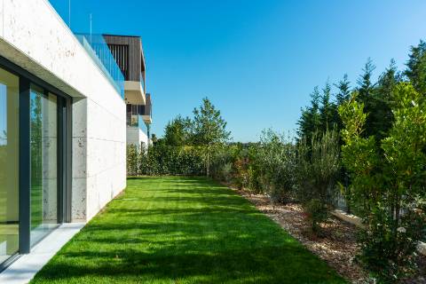 Moradia T4 de arquitetura moderna com jardim e piscina em Murches