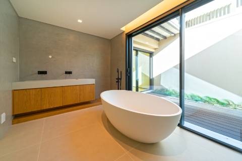 Moradia T4 de arquitetura moderna com jardim e piscina em Murches