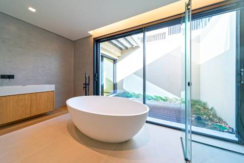 Moradia T4 de arquitetura moderna com jardim e piscina em Murches