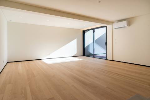 Moradia T4 de arquitetura moderna com jardim e piscina em Murches