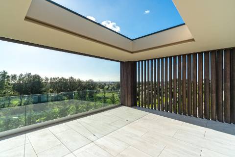 Moradia T4 de arquitetura moderna com jardim e piscina em Murches