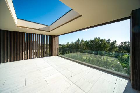 Moradia T4 de arquitetura moderna com jardim e piscina em Murches