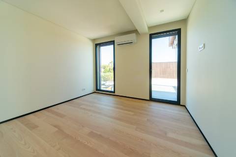 Moradia T4 de arquitetura moderna com jardim e piscina em Murches